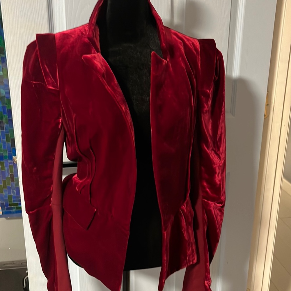 BCBGMaxAzria Velvet Blazer in Dark Sangria, Size médium. No buttons.